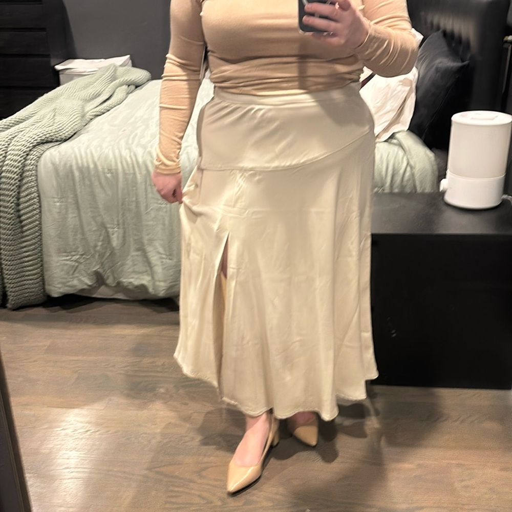 Banana Republic Size 18 Silk Like Maxi Skirt Cream